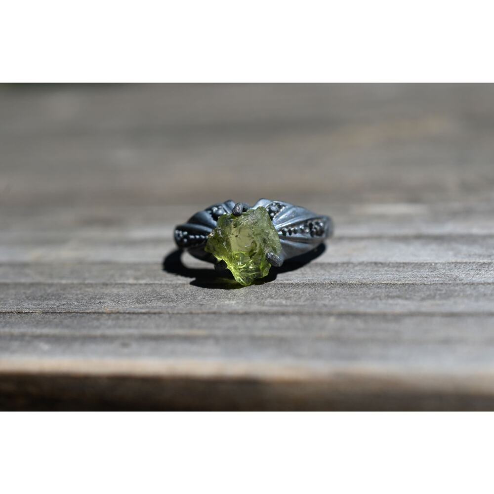 Peridot Ring, unique raw stone ring, natural gemstone ring, anniversary ring - Picture 4 of 6